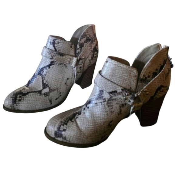 Fergalicious | Beige Heeled Boots with Snakeskin Print Size 9 - Picture 5 of 12